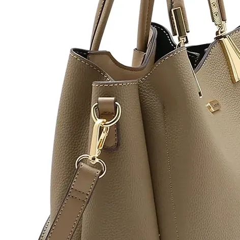 Detalhes das ferragens douradas e acabamento texturizado da bolsa Chenson bege